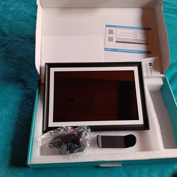 SSA 10.1" WiFi Photo Frame - Picture 3 of 3